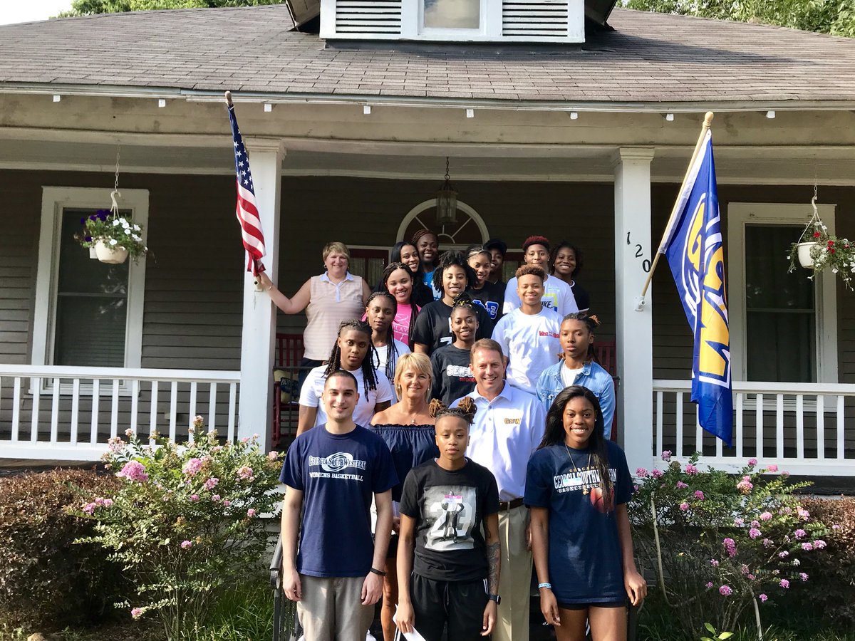 GSW_WBasketball's tweet photo. Team Dinner! #GSWWelcomeWeek #JourneyBegins https://t.co/mt4QwrFacF
