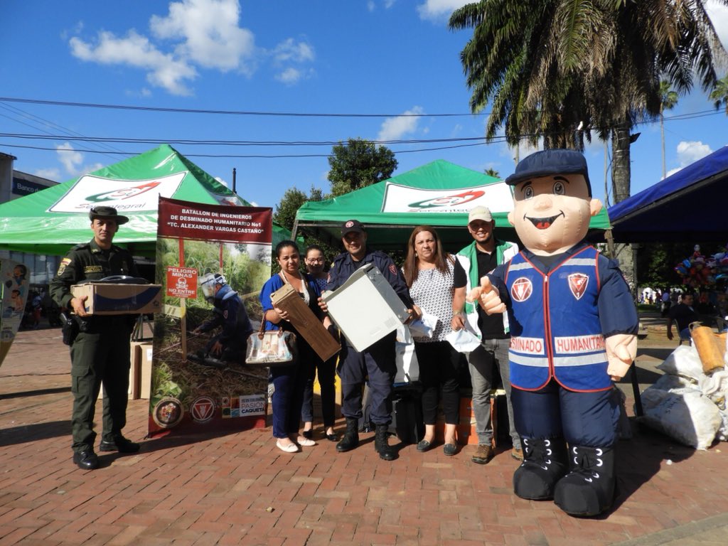 Ingenieros_EJC's tweet photo. El Batallón de @Ingenieros_EJC de Desminado Humanitario n. °1, en compañía con #CORPOAMAZONIA y #SERVINTEGRAL llevaron a cabo en Florencia #Caquetá una jornada de recolección de residuos eléctricos, electrónicos, grasas, lubricantes y aceites. Somos #HéroesMultimisión https://t.co/AktNKDm9sz
