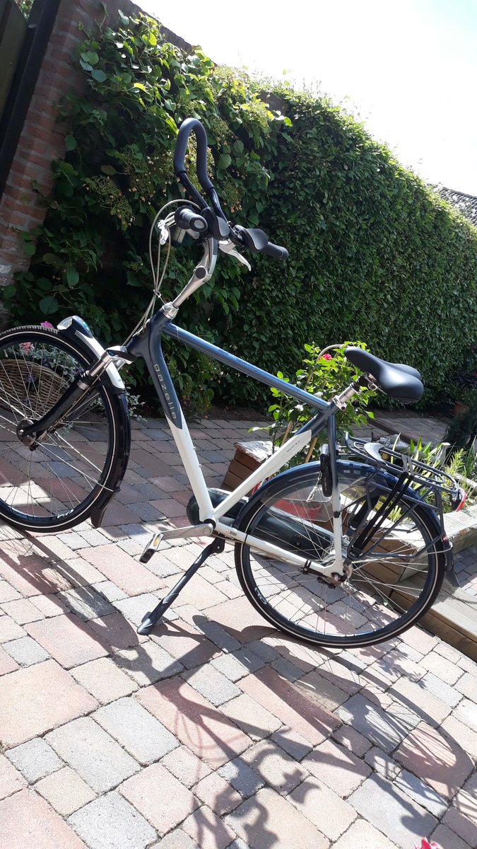 gewoonroodyt's tweet photo. Geloof of het niet, maar mijn fiets is wéér gestolen in #Enschede... 
Deze keer een blauw met witte #Gazelle #Montreux #Limited met armsteun op het stuur.

Laatst gezien op de #Woonboulevard in Enschede bij de #McDonalds om 22:30 uur.

Retweeten wordt gewaardeerd! https://t.co/F43jnGW8ue