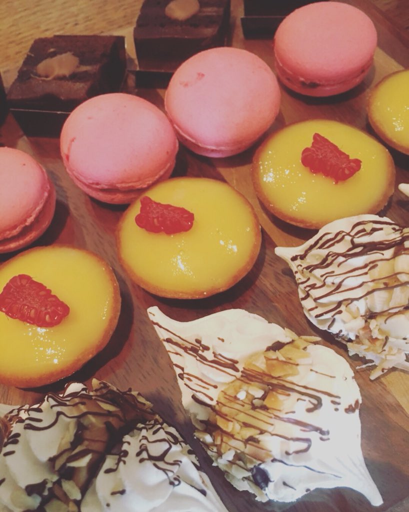 AlannaFeeney's tweet image. A trip to Hythe to say goodbye to dear Jean Munier &amp;amp; celebrate the great man- marked with high tea &amp;amp; bubbles, just as he’d like it #Kent #RIPJean #Family #CatchUp #England