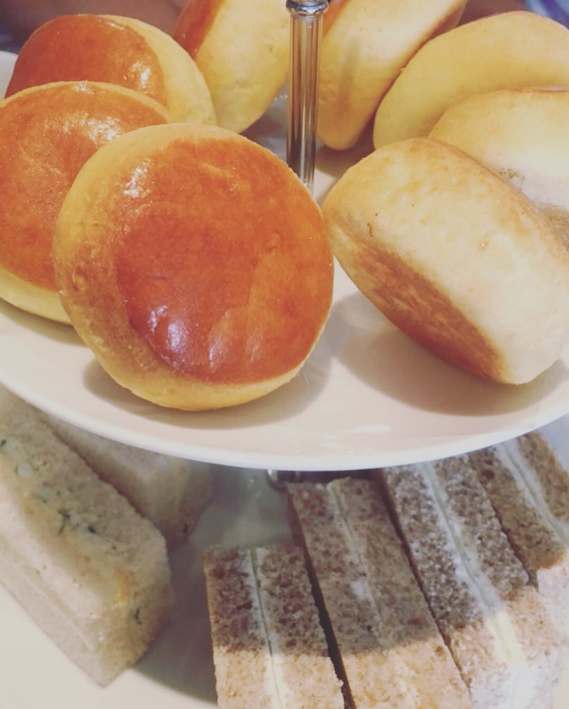 AlannaFeeney's tweet image. A trip to Hythe to say goodbye to dear Jean Munier &amp;amp; celebrate the great man- marked with high tea &amp;amp; bubbles, just as he’d like it #Kent #RIPJean #Family #CatchUp #England