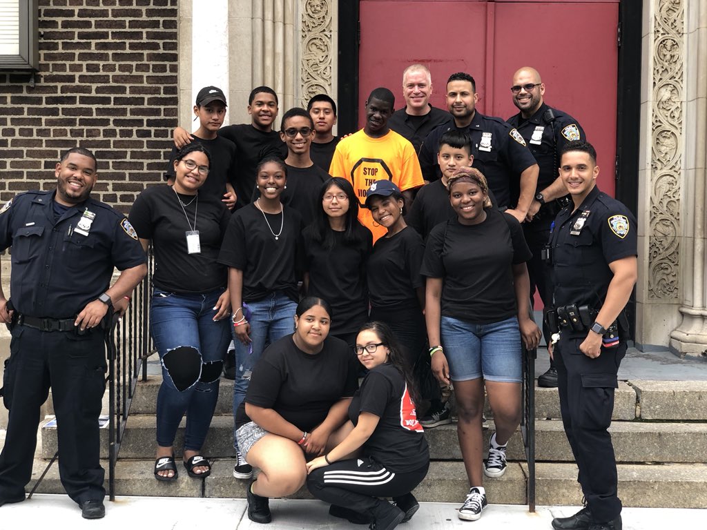 NYPDPSA7's tweet photo. Community gathering at Stop the Violence event in an effort to bring positive change. #ButlerHouses #NCO’s https://t.co/fjgTciQWfC
