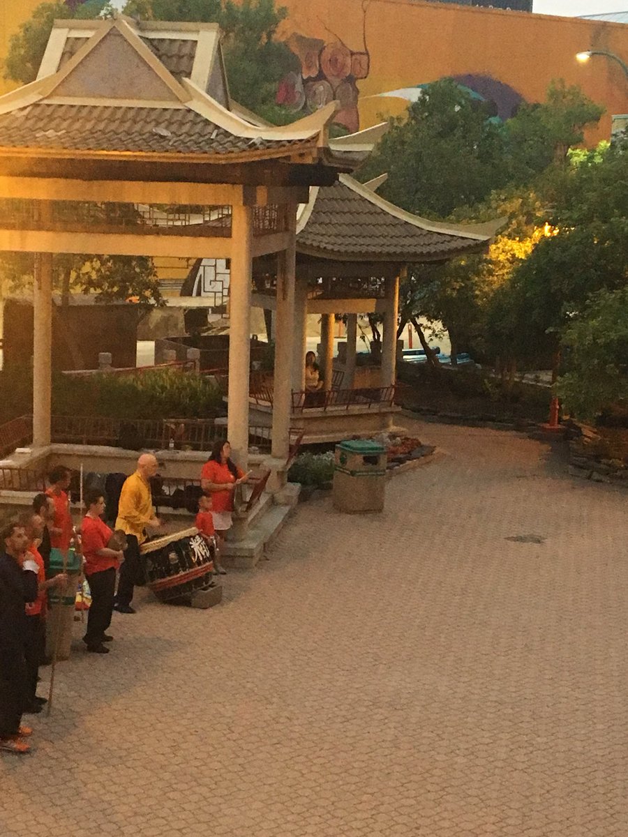 wpgpolice's tweet image. The #WPSCommunity team had a blast at the Chinese &amp;amp; Ukraine-Kyiv @Folklorama pavillions on Friday. We hope you have a great evening where ever you’re attending tonight! Loving this celebration of #Winnipeg’s diversity!