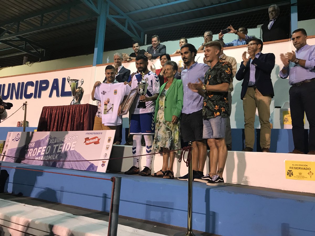 TrofeoTeide's tweet photo. El Club Deportivo Tenerife se proclama campeón de la XLVIII edición del #TrofeoTeide2018 #Markomilk ante el Real Club Celta de Vigo B en un apretado partido que se resolvió en la tanda de penaltis. ¡FELICIDADES CAMPEONES!⚽🏆 https://t.co/rhNcJdVSSP