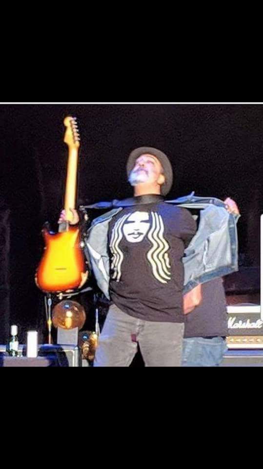 Saw this pic on FB from @PearlJam  show last night! So nice to see them &  #KimThayil  honoring the GREAT @chriscornell @soundgarden @templeofthedog @vickycornell #LoudLove  . I think I will wear mine to the #WrigleyField #CHICAGO show 8/18 #KEEPONROCKINGINTHEFREEWORLD 🎵🎶💿🎼🎤