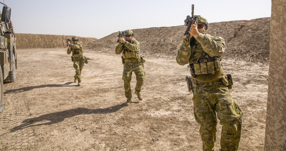 ADF_MiddleEast's tweet photo. @AustralianArmy soldiers of Task Group Tajiβs Quick Reaction Force - ready to respond at a momentβs notice #YourADF #MiddleEast #OpOKRA #TaskGroupTaji #POTD https://t.co/XPDUpmnpYk