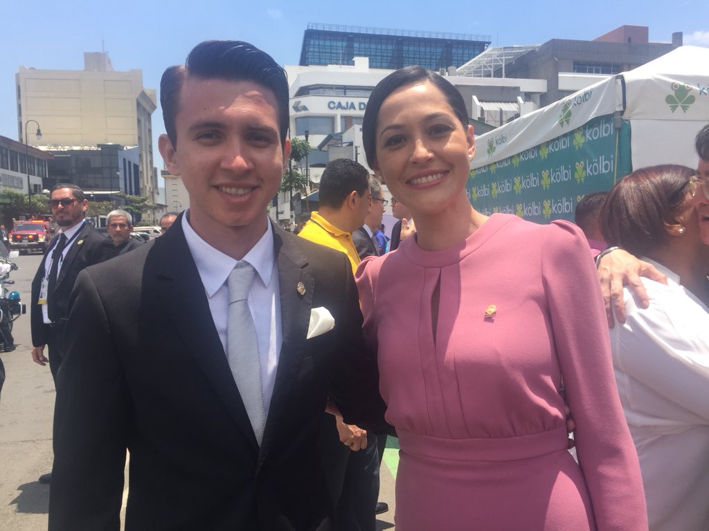 yandellcr's tweet photo. ¡FELICIDADES!

El ganador del #BrandonChallenge es @TraviersoL, tras haber adivinado el crush de nuestro candidato. Le estaremos contactando para el meet&amp;greet. https://t.co/Ee6Xuwbl34