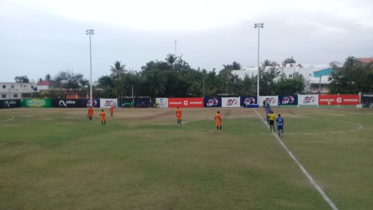 XCadalso's tweet photo. En Puerto Plata hoy empezó el principio del fin.
#InterRD consiguió ser el primer equipo que logra suspender un partido al quedarse con 6 jugadores.
Que hará ahora la @LDFcomdo y #Fedofutbol?
Una competición de vergüenza con unos dirigentes ineptos. https://t.co/H9HVQfO0g6