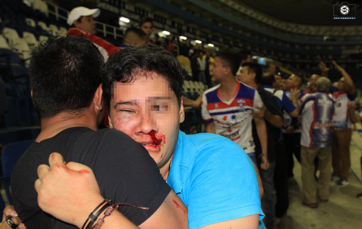 Es necesario llegar hasta esto por un partido de fútbol?. Para mi desde ningún punto de vista, NO. Es lamentable ver este tipo imágenes aun en nuestro fútbol.