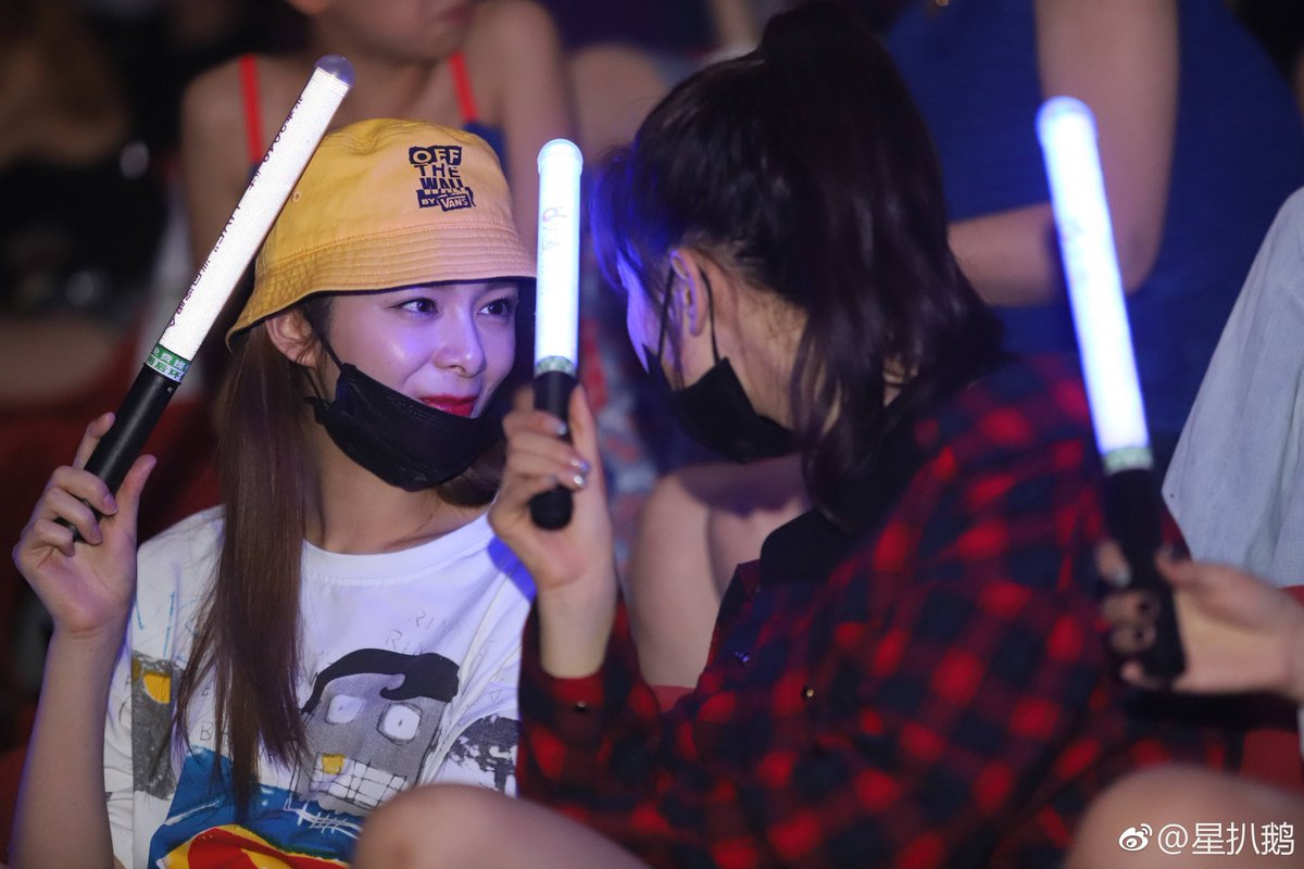 _cessaengnim's tweet photo. I realized, since Xuanyi is pulled out of Rocket Girls now, Fujing is basically a single dad. 

#Produce101 #Produce101China #创造101 #创造101China #火箭少女101 #RocketGirls101 #RocketGirls https://t.co/3nE7gmjdrn