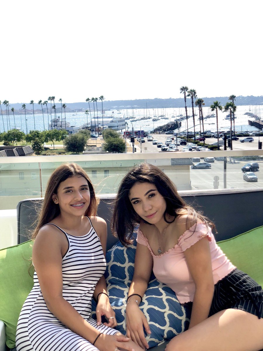 heyitslizz_'s tweet photo. baby shower w my fav sisters https://t.co/lFLFfGohsn