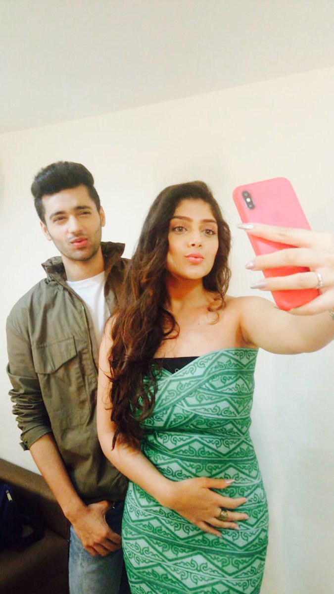 iutkarsharma's tweet photo. We all love pout don't we?
@itsishita14 is a Pro, probably I need to improve.
@Anilsharma_dir @tipsofficial @DeepakMukut @genius_themovie @SohamRockstrEnt
#GeniusPromotion #GeniusGiri #GeniusTheMovie https://t.co/NFhF4Adz4u