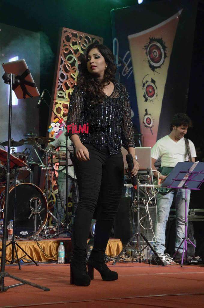 SonaSsg's tweet photo. *SPECTACULAR MEMORY*(SET-2)
This is how the Queen of Expression @shreyaghoshal mesmerized her 1st ever solo concert in #Mumbai on #29Nov18 at Vile Parle! 😘
Magical what u created on stage by your sweetest vocal ! 😘
#TheQueenOfMusic
#SGRocked https://t.co/sftv5aKnMq