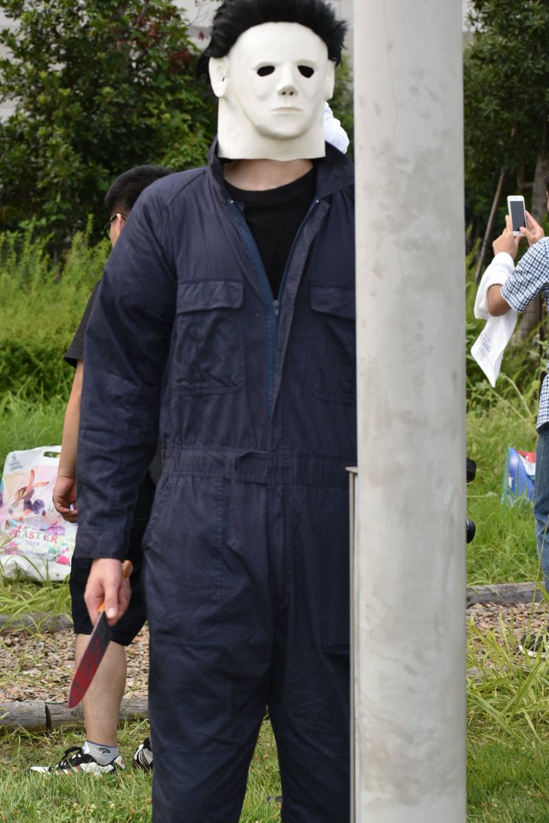 誰かに見られている気がして、振り向くと
殺気オーラを放つ者が居ました。
#C94 #C94コスプレ #夏コミ2018