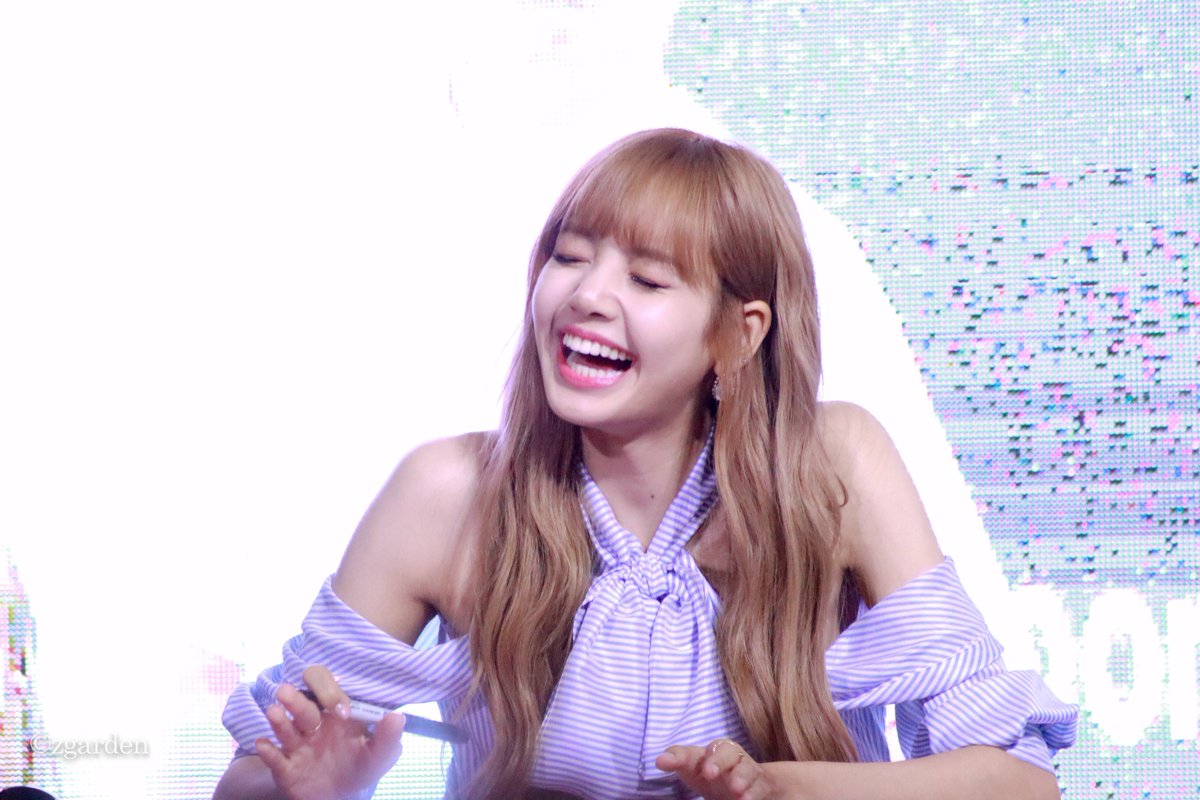 zgarden's tweet photo. 4 ช็อตนี้ฮามาก

#LISA #BLACKPINK #MoonshotTHxLISA
#WelcomeHomeLisa https://t.co/aSaOmHXloP