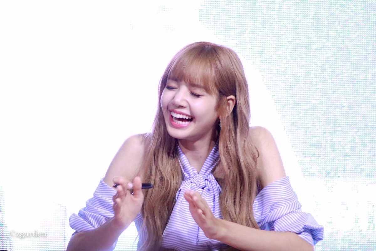 zgarden's tweet photo. 4 ช็อตนี้ฮามาก

#LISA #BLACKPINK #MoonshotTHxLISA
#WelcomeHomeLisa https://t.co/aSaOmHXloP