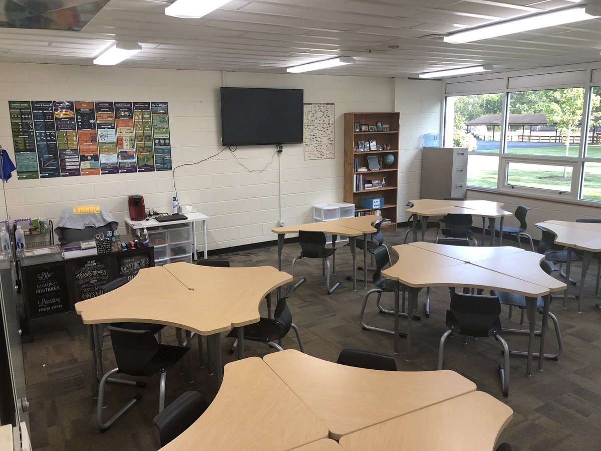 You may have doubted me @coachkwalsh but Room 301 is looking pretty good if I do say so myself. 💁🏽‍♀️ #classroomsetup #buyingstockin3M #commandstripsoneverything