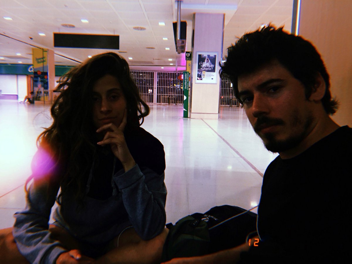 Gràcies #vueling 
Avui dormim a l’aeroport 👍🏾