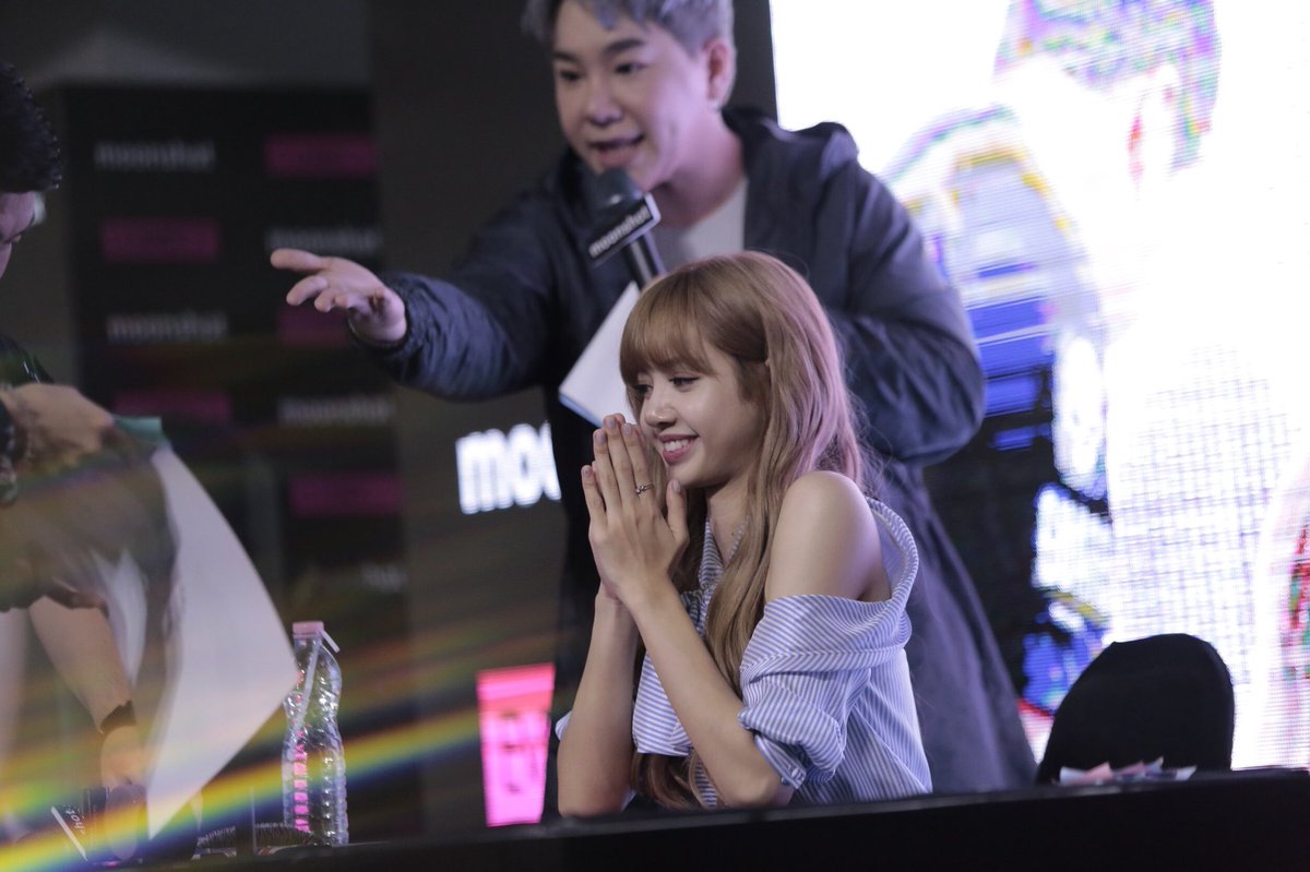 leo_manager27's tweet photo. ไหว้สวยมาก ลิซ่า @Bookko94EFM 
#eveandboyxlisa
#ebmoonshot
#moonshotthailand
#moonshotTHxLISA
#LISA #BLACKPINK #blink #BLACKPING #lisablackpink https://t.co/YBHf72kJac