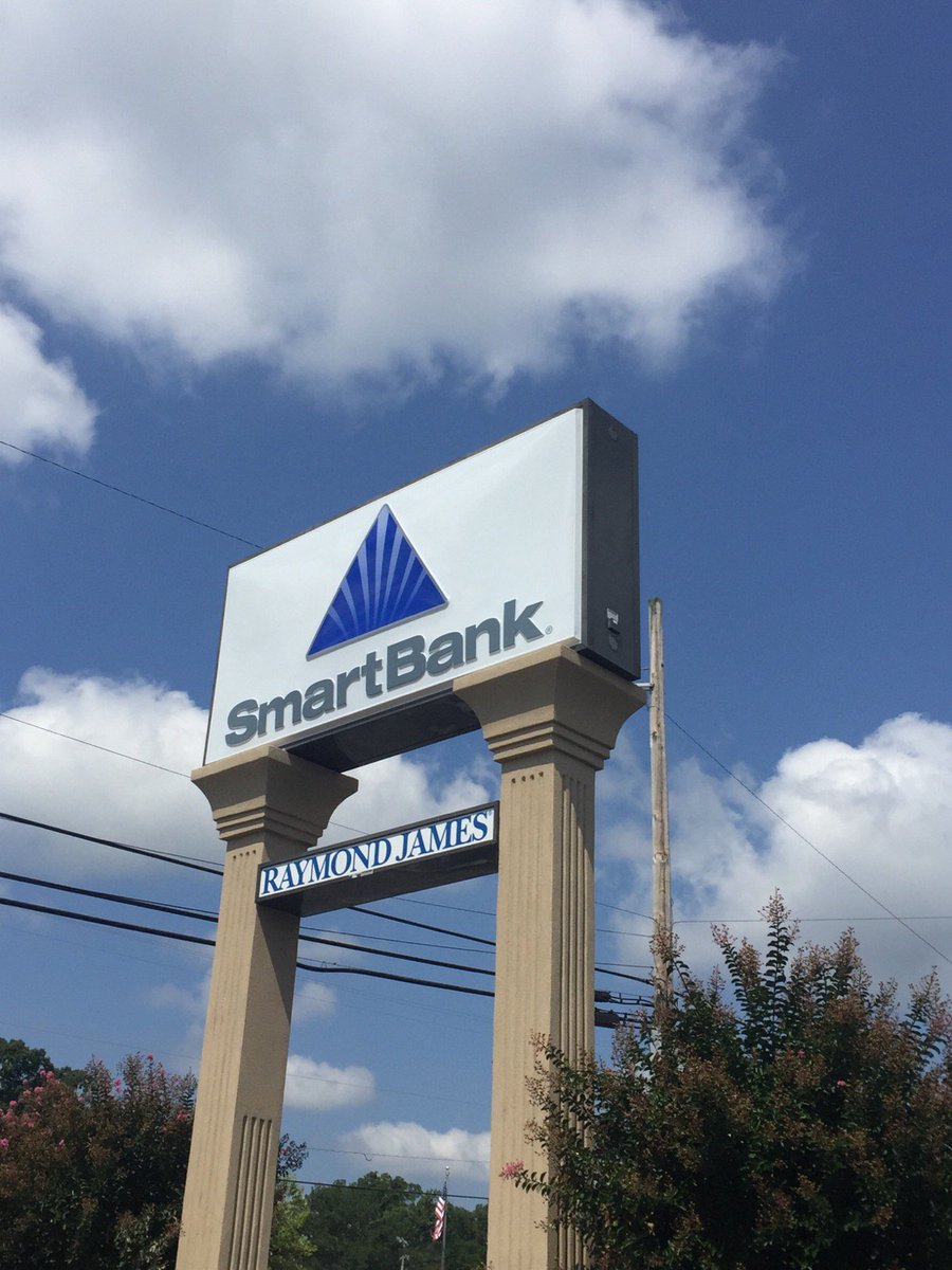 SmartBank's tweet photo. Signs are up, and they look great! Thank you, @SnyderSignsInc! We are excited to now serve clients in  #Tullahoma, #Murfreesboro &amp; #Huntsville! And, we welcome Southern Community Bank clients to SmartBank!! #ExperienceSmartBank #SMBK #BuildingBetterValue #WeAreGrowing https://t.co/skMy1rnO8F