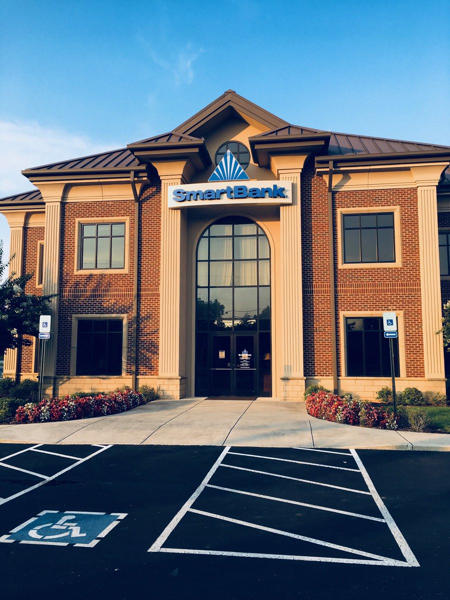SmartBank's tweet photo. Signs are up, and they look great! Thank you, @SnyderSignsInc! We are excited to now serve clients in  #Tullahoma, #Murfreesboro &amp; #Huntsville! And, we welcome Southern Community Bank clients to SmartBank!! #ExperienceSmartBank #SMBK #BuildingBetterValue #WeAreGrowing https://t.co/skMy1rnO8F