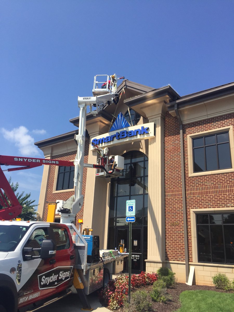 SmartBank's tweet photo. Signs are up, and they look great! Thank you, @SnyderSignsInc! We are excited to now serve clients in  #Tullahoma, #Murfreesboro &amp; #Huntsville! And, we welcome Southern Community Bank clients to SmartBank!! #ExperienceSmartBank #SMBK #BuildingBetterValue #WeAreGrowing https://t.co/skMy1rnO8F