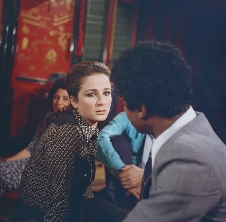 نجلاء فتحي كانت بتوصف لذة وجمال البدايات لما قالت : اول مرة شوفتك كنت عايزة اسمع صوتك ولما سمعت كنت عايزة ابص ف عينك ولما بصيت حبيتك حبيتك أوي .😊