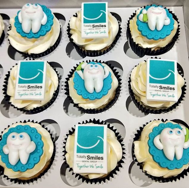 EdibleSupplies's tweet image. Cute branded cupcakes by @cherylrobinsoncakedesign. You can read about Cheryl in our latest "Cake Crumbs" blog here: buff.ly/2LA3yWf

#blog #cakeblog #corporatecupcakes #corporatebranding #edibleimagesupplies #edibleimages #imagineprintcreate #dreamjob