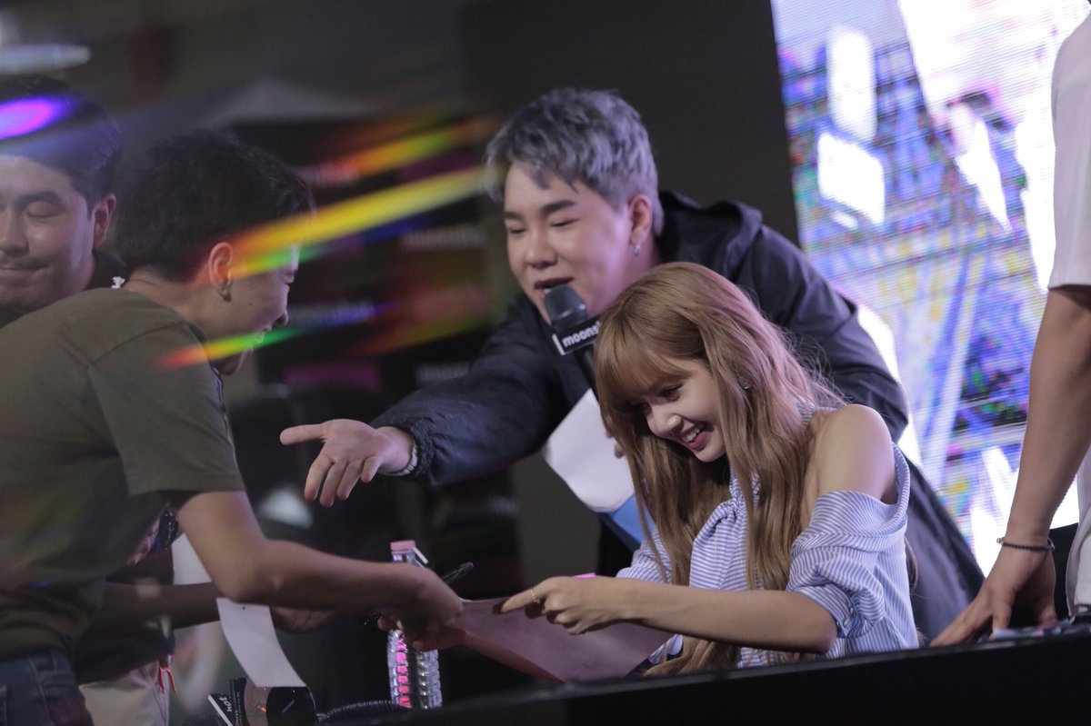 leo_manager27's tweet photo. น่ารักมากกกก ดีย์มากกกกก ดูเอาเองละกัน @Bookko94EFM 
#eveandboyxlisa
#ebmoonshot
#moonshotthailand
#moonshotTHxLISA
#LISA #BLACKPINK #Blink  #lisablackpink https://t.co/MNbRZzGB5V