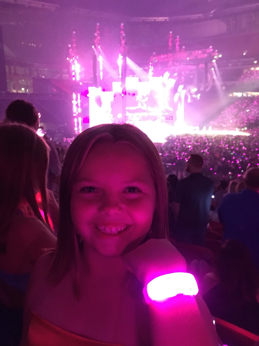 amlea9801's tweet photo. Having the time of our lives. End of the row so weβre easy to find. Sec 125 row. @taylorswift13 @taylornation13 #repTourAtlanta #repTourAtlantaNight2 https://t.co/Ysp4Kn2VMT