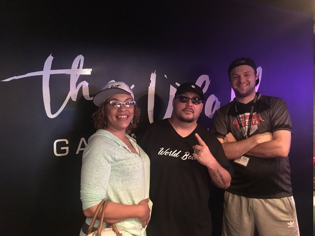 TheWallLounge's tweet photo. THE @BobbyHamWB and his Lady of @WorldBestGaming came to check out our gaming lounge! Played some VR Pong as well! Thank you guys! Show some love and follow our Vegas locals!
#WallGaming #Caesars #Alienware #Nvidia #VR #Fortnite #GearsofWar #BattleRoyal https://t.co/WJm5bxbmjO