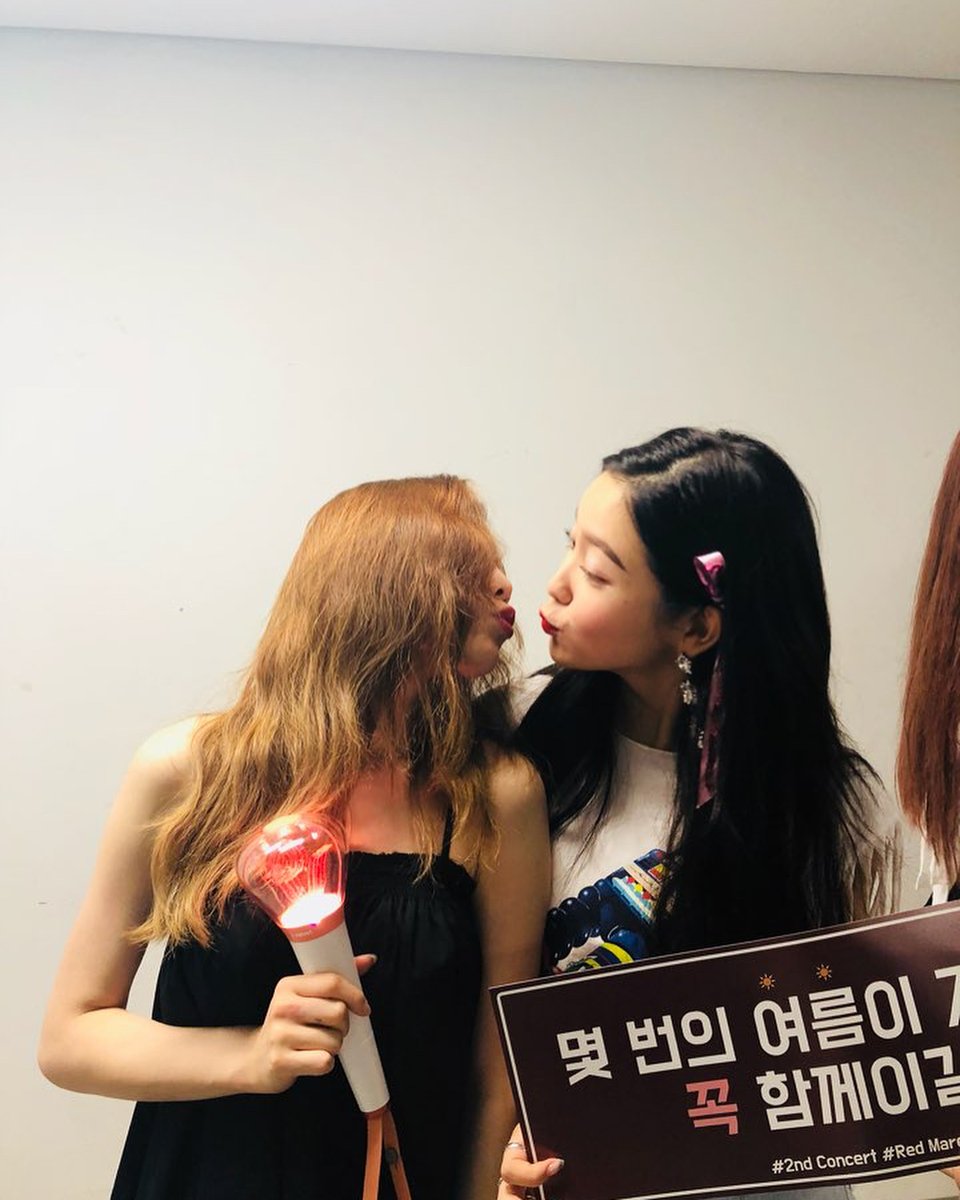 TeamSoneBR's tweet photo. [TRANS] Dois peixes

*Taeyeon está se referindo ao seu signo Peixes, que é o mesmo de Yeri. 

Cr.: @SonexStella, taeyeon_ss https://t.co/HHtajrwpNi