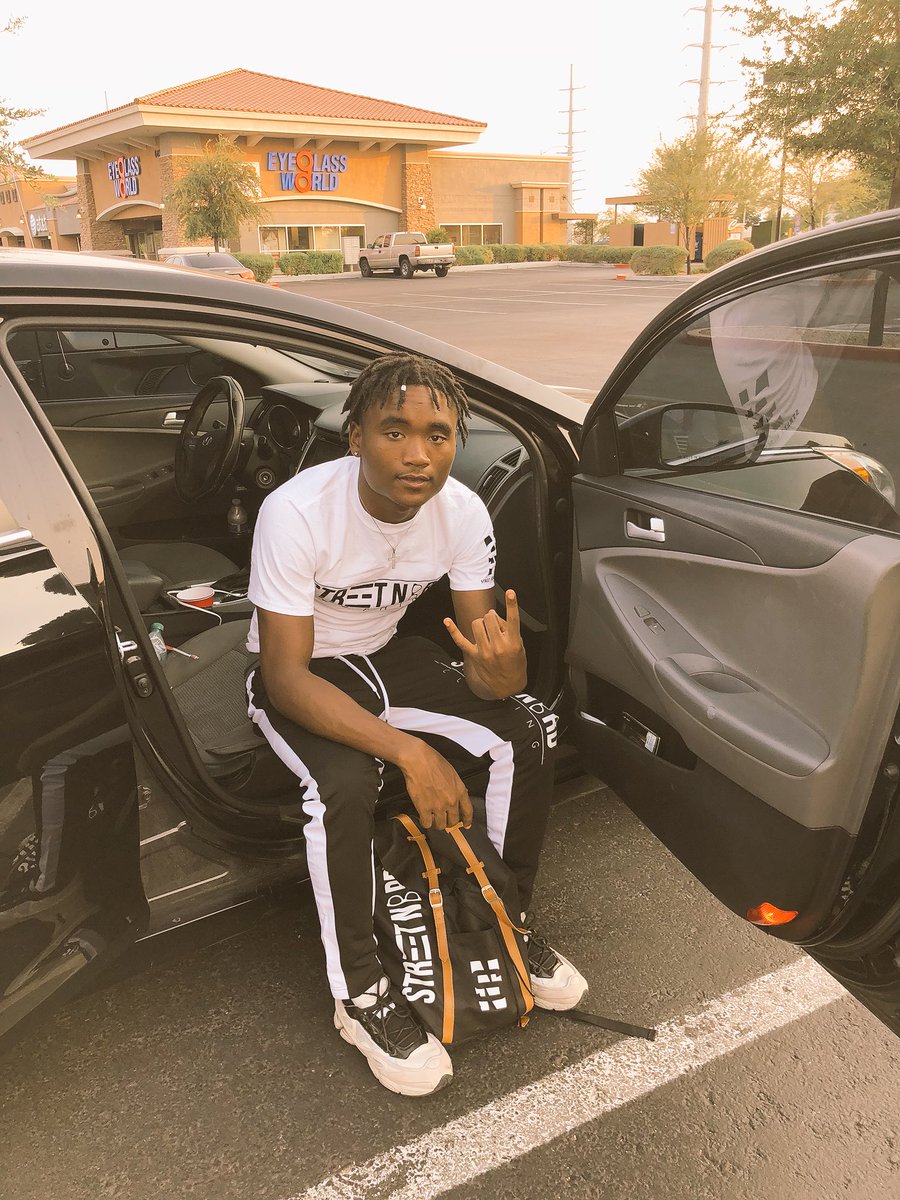 will_2hollywood's tweet photo. I don’t shop Wea u shot cause I got my own shit 🗣#STREETNERD https://t.co/gFA0CBmAwb