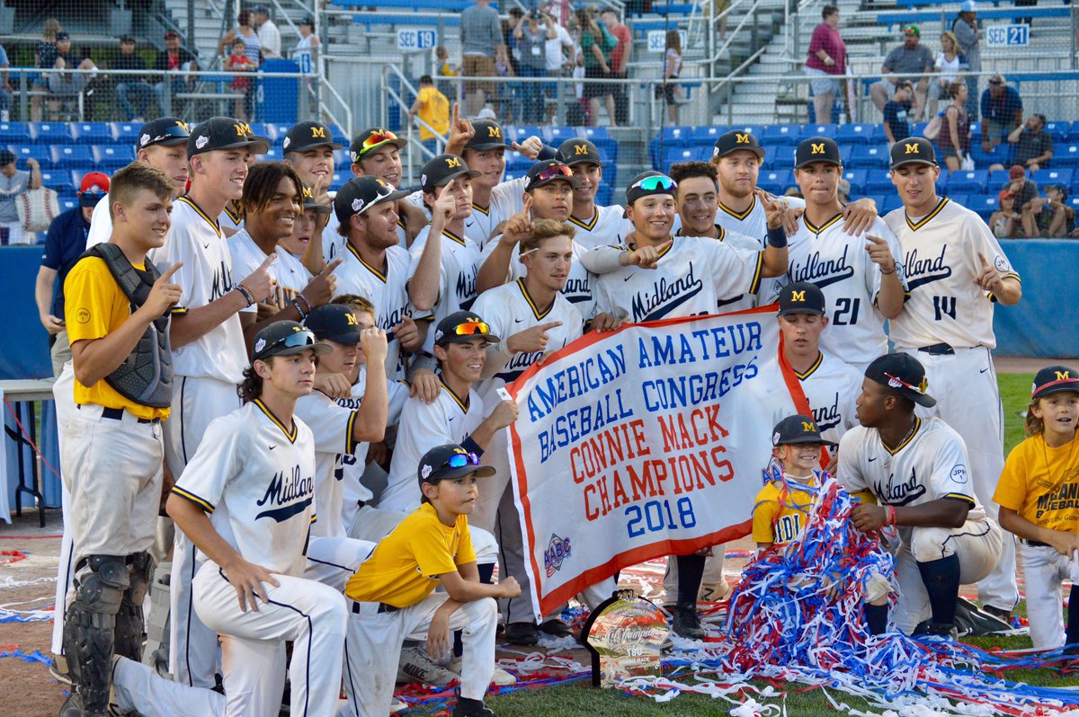 conniemackwsbb's tweet photo. Midland does it again. Here are your champs of the #cmws2018. Final score was 8-4 Midland over D-Bat. #rollskins https://t.co/FyZUdW7ktG