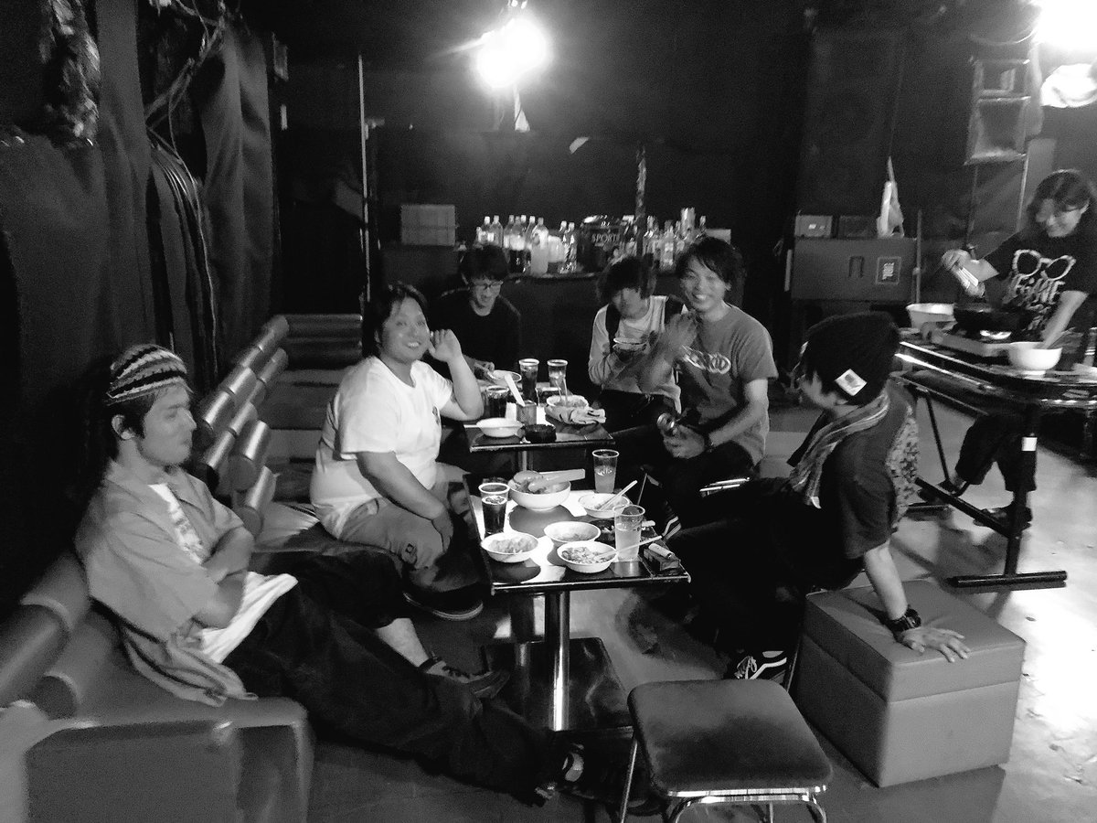 jammonkey1's tweet photo. 昨日はFLOORrありがとうございました！宮崎のバンド達みんな優しくて本当に楽しかった✨沢山の課題を残して宮崎を後にしました！またLIVEしに行きます！その時は昨日以上のものを期待しててください！そして今日はSPEEDKING!!しっかり締めくくります!!みんな遊びに来てね😊 https://t.co/Fp3BxxFIgV