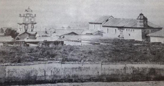 Historiabogota's tweet photo. Esta es quizá la foto más antigua del costado sur de la Plaza de Bolívar. Fue tomada entre 1855 y 1869. Al fondo se ve el Observatorio(1803) y el conjunto de Santa Clara(1647). Autor desconocido. https://t.co/LwJT6HfBOq