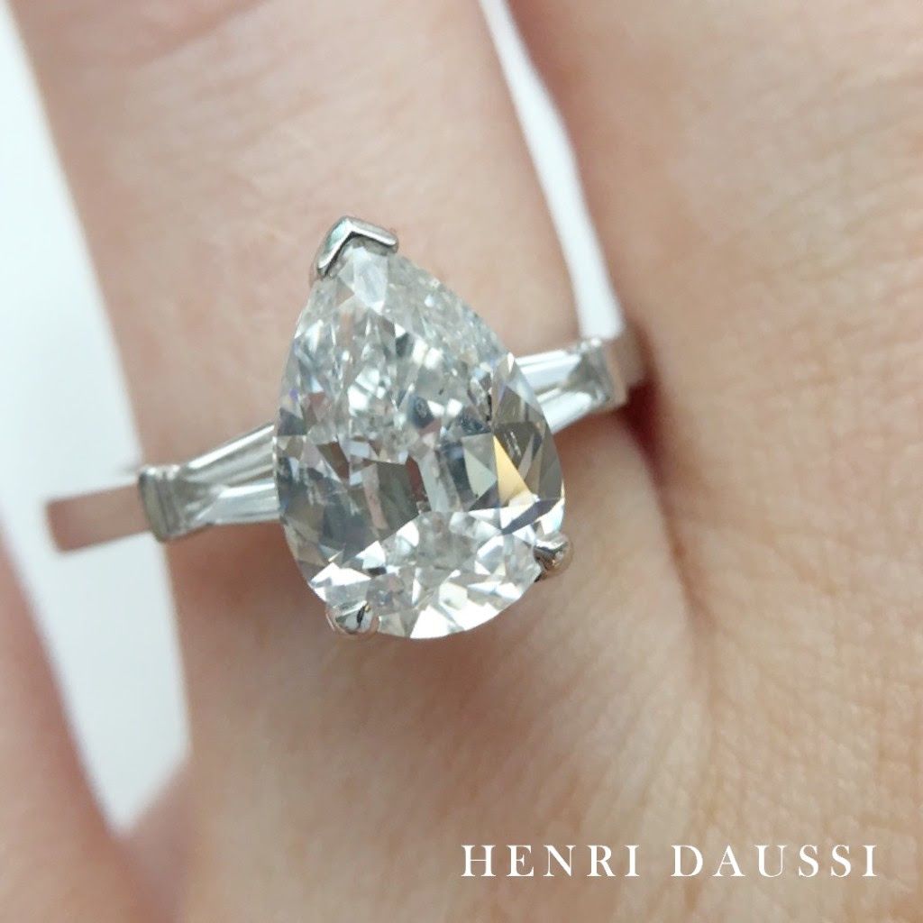 Tag a friend who won't stop talking about pear shaped engagement rings! #diamonds #pear #engagementring <a href="/henridaussi/">Gene Gray</a>
buff.ly/2LTxgtD