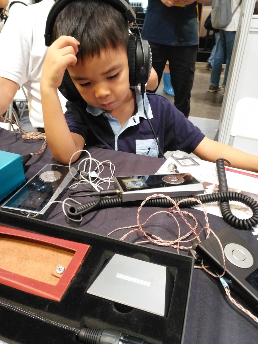 Soundaware_Ltd's tweet photo. This cute little guy is so obsessed with our DAPs that he doesn't want to leave even when his father asked so. #soundaware #m2pro # MR1 https://t.co/3ZINScvjCI
