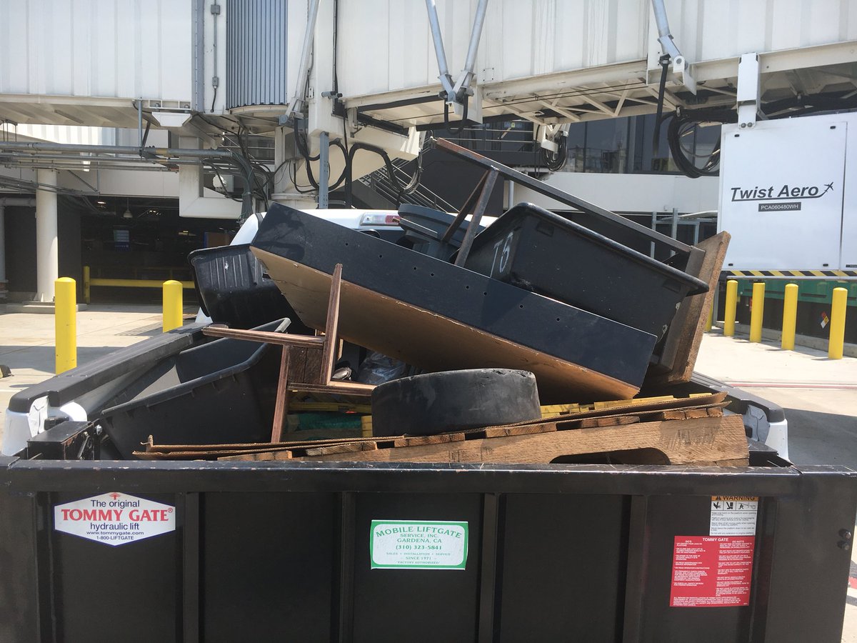 Keeping our ramp area clean and safe!  #weareunited <a href="/Auggiie69/">Lori Augustine</a> <a href="/LouisSmilanich/">Louis Smilanich</a>