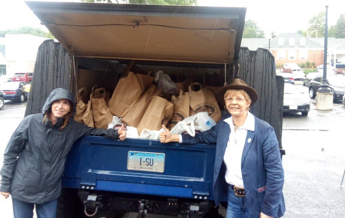 TamiZawistowski's tweet photo. Thanks to the generosity of the #SuffieldCT #community and to @SuffieldPolice and @HighlandParkMkt, the Humvee was stuffed to overflowing and Emergency Aid Assoc collected significant cash donations. Rain held off until the last hour. #StuffaHumvee #communityspirit https://t.co/6dIOYq9blc