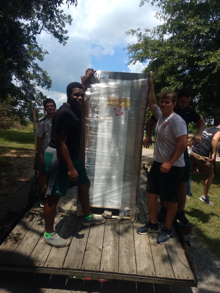 HoltvilleFB's tweet photo. Holtville Football with some community service today.#ExpectTo #bulldognation18 https://t.co/xA80qKFHaB