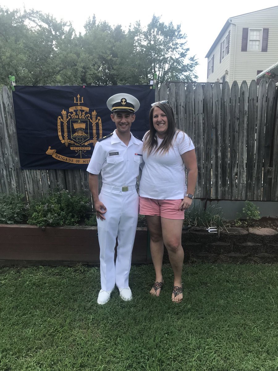 KKomorowski_911's tweet photo. Today I spent time w/ Chris Ospina &amp; his family after he spent the last 6 weeks at Plebe Summer. Who could’ve imagined when he walked into HS 4 years ago, he’d be at the Naval Academy now. Setting goals &amp; working hard truly pays off. #USNA2022 #navalacademy #kenwoodmakesgreatkids https://t.co/mCSnWbavH0