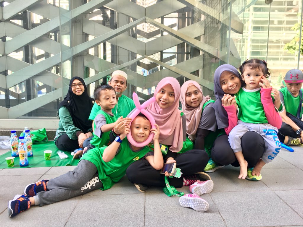 hazrinaerin's tweet photo. Milo Breakfast Day Run 2018 with love!π
Penat gakk nak kena lari zigzag, lari bawak anak buah n bawak diri yg makin gemok. π
#JomAktif #MBD2018 #MiloBreakfastDay2018 https://t.co/kOTYIhM0e6