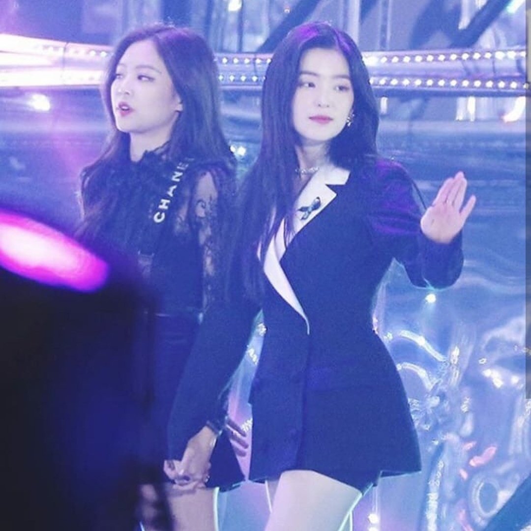 How casually Jennie hand at Irene shoulder...and Irene hand hold Jennie hand 