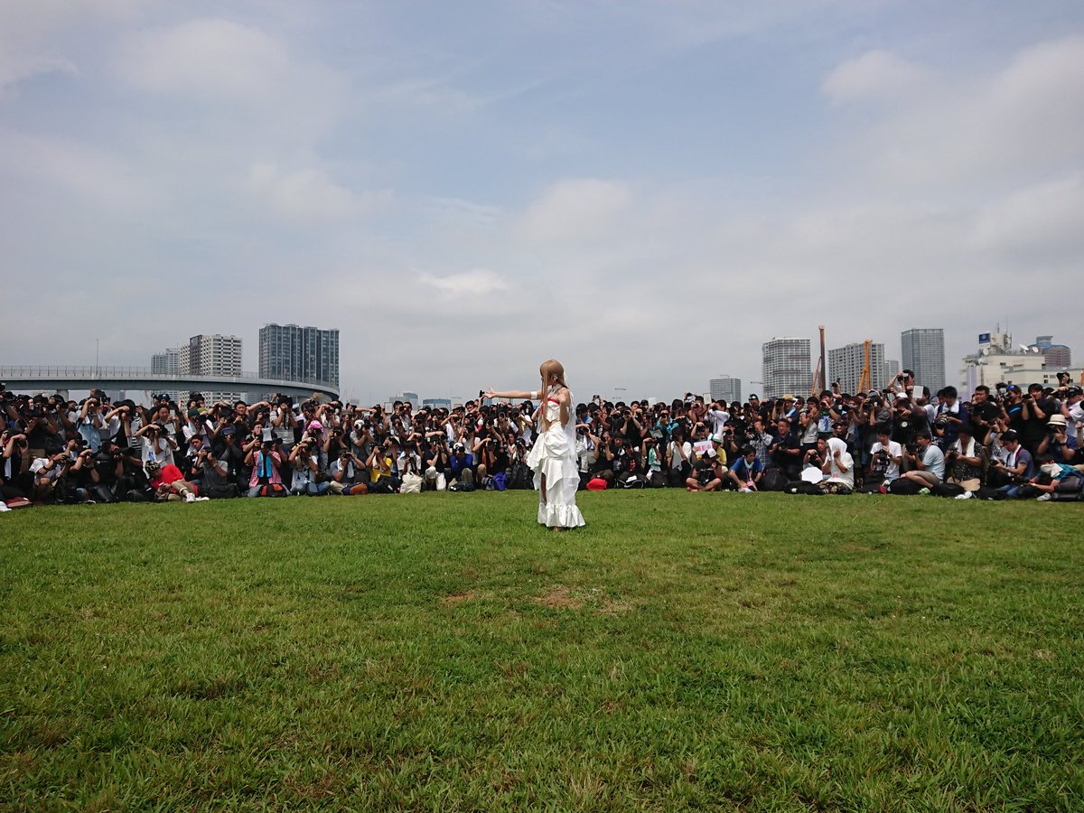 有名コスプレイヤー えなこ の囲みすごい えなこりんウォール 現人神 Togetter
