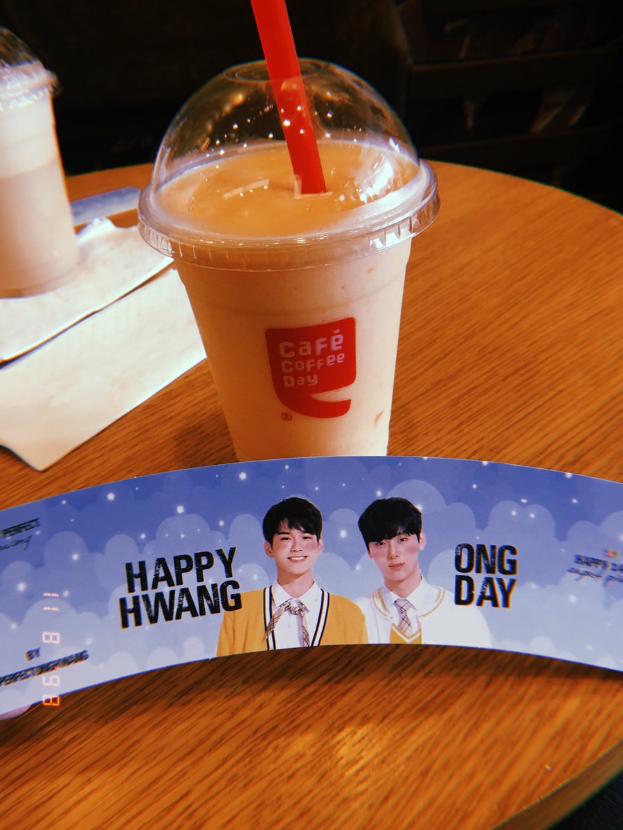 ongmlette's tweet photo. [ #perfect24onghwang 🥤]
finally have time to post this. 
thank you for making this event @perfectonghwang !! the cupsleeve and pcs were pretty! 🦋 i had a good time and even met a new friend @leechii96 🙆🏻‍♀️💙 https://t.co/gmL5wTjsTJ