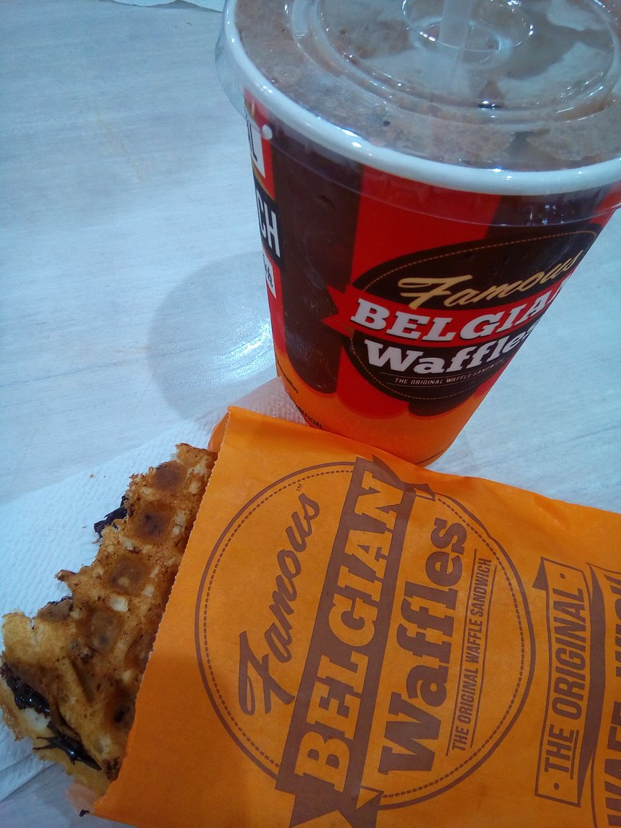 ginggoy's tweet photo. Pamerienda ni Z 💋 #ChocoBelgianWaffle #IcedChoco https://t.co/1nwt7BGcpN