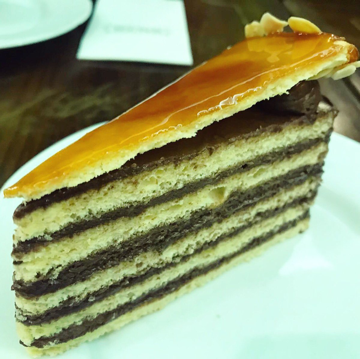 jesus_mazon's tweet photo. Y para l@s dulcer@s como yo. Esta era la tarta favorita de #Sissí. La tarta #Dobos en el #café #Gerbaud de #Budapest. Finas capas de #bizcocho y #chocolate con #Caramelo crujiente arriba. Qué la imagen os acompañe todo el día...❤️ https://t.co/W61beUVxpn