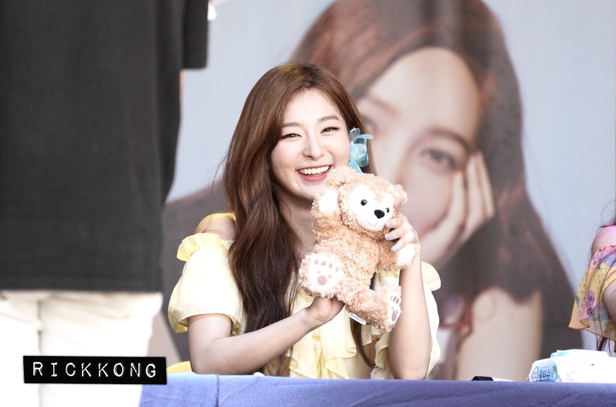 Rickkong_'s tweet photo. 180812 캐리비안베이 팬싸 #슬기 프리뷰
 🐻을 들고있는 🐻💛

#레드벨벳 #RedVelvet #Seulgi https://t.co/TvzWjd9shD