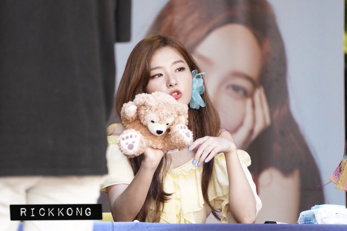 Rickkong_'s tweet photo. 180812 캐리비안베이 팬싸 #슬기 프리뷰
 🐻을 들고있는 🐻💛

#레드벨벳 #RedVelvet #Seulgi https://t.co/TvzWjd9shD